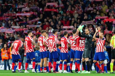 Madrid, İspanya - 2 Nisan 2023: Atletico de Madrid ve Betis F.C. Takımlarını destekleyen bir sürü taraftar var. Futbol stadyumu. Lig maçı.