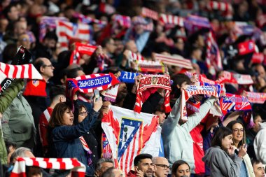 Madrid, İspanya - 2 Nisan 2023: Atletico de Madrid ve Betis F.C. Takımlarını destekleyen bir sürü taraftar var. Futbol stadyumu. Lig maçı.