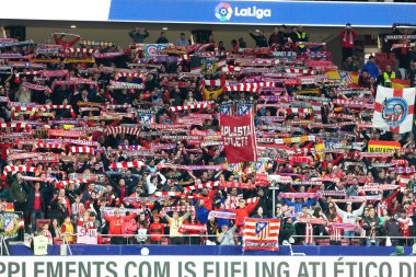 Madrid, İspanya - 2 Nisan 2023: Atletico de Madrid ve Betis F.C. Takımlarını destekleyen bir sürü taraftar var. Futbol stadyumu. Lig maçı.
