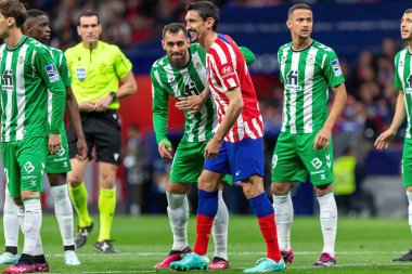 Madrid, İspanya - 2 Nisan 2023: Atletico de Madrid ve Betis F.C. Rakibi olan Borja Iglesias. Futbol stadyumu. Lig maçı.