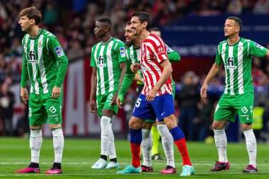 Madrid, İspanya - 2 Nisan 2023: Atletico de Madrid ve Betis F.C. Rakibi olan Borja Iglesias. Futbol stadyumu. Lig maçı.