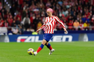 Madrid, İspanya - 2 Nisan 2023: Atletico de Madrid ve Betis F.C. Antoine Griezman topu aldı. Futbolcu. Lig maçı.