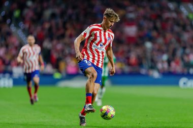 Madrid, İspanya - 2 Nisan 2023: Atletico de Madrid ve Betis F.C. Top Marcos Llorente 'de. Futbolcu. Lig maçı.
