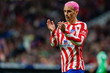 Madrid, İspanya - 2 Nisan 2023: Atletico de Madrid ve Betis F.C. Antoine Griezman topu aldı. Futbolcu. Lig maçı.