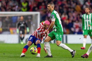 Madrid, İspanya - 2 Nisan 2023: Atletico de Madrid ve Betis F.C. Antoine Griezman topu aldı. Futbolcu. Lig maçı.