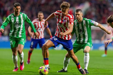 Madrid, İspanya - 2 Nisan 2023: Atletico de Madrid ve Betis F.C. Top Marcos Llorente 'de. Futbolcu. Lig maçı.