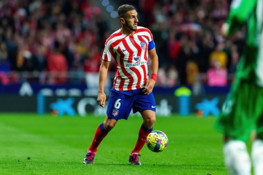 Madrid, İspanya - 2 Nisan 2023: Atletico de Madrid ve Betis F.C. Topla Koke Diriliş. Futbolcu. Lig maçı.