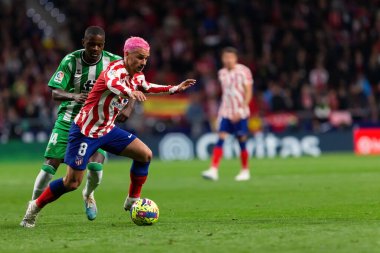 Madrid, İspanya - 2 Nisan 2023: Atletico de Madrid ve Betis F.C. Antoine Griezman topu aldı. Futbolcu. Lig maçı.