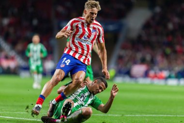 Madrid, İspanya - 2 Nisan 2023: Atletico de Madrid ve Betis F.C. Top Marcos Llorente 'de. Futbolcu. Lig maçı.