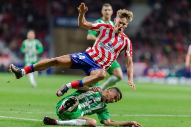 Madrid, İspanya - 2 Nisan 2023: Atletico de Madrid ve Betis F.C. Top Marcos Llorente 'de. Futbolcu. Lig maçı.