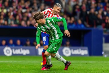 Madrid, İspanya - 2 Nisan 2023: Atletico de Madrid ve Betis F.C. Top Angel Correa 'da. Futbolcu. Lig maçı.