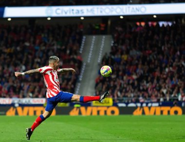 Madrid, İspanya - 2 Nisan 2023: Atletico de Madrid ve Betis F.C. Top Angel Correa 'da. Futbolcu. Lig maçı.