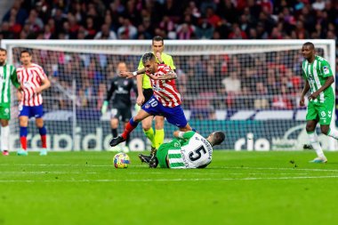 Madrid, İspanya - 2 Nisan 2023: Atletico de Madrid ve Betis F.C. Top Angel Correa 'da. Futbolcu. Lig maçı.