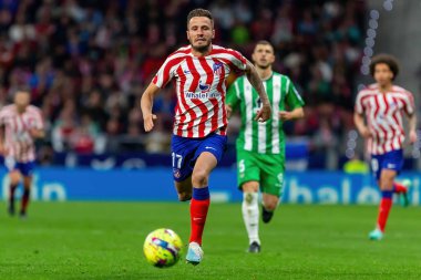 Madrid, İspanya - 2 Nisan 2023: Atletico de Madrid ve Betis F.C. Saul Iguez topa vuruyor. Futbol stadyumu. Lig maçı.