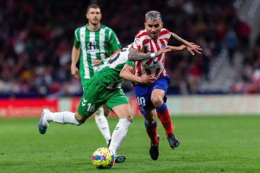 Madrid, İspanya - 2 Nisan 2023: Atletico de Madrid ve Betis F.C. Top Angel Correa 'da. Futbolcu. Lig maçı.