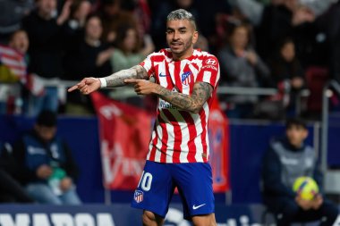 Madrid, İspanya - 2 Nisan 2023: Atletico de Madrid ve Betis F.C. Angel Correa bir golü kutluyor. Futbolcu. Lig maçı.
