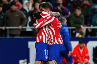 Madrid, İspanya - 2 Nisan 2023: Atletico de Madrid ve Betis F.C. Angel Correa bir golü kutlamak için takım arkadaşlarına sarılır. Futbol stadyumu. Lig maçı.