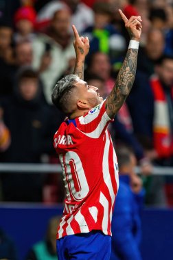 Madrid, İspanya - 2 Nisan 2023: Atletico de Madrid ve Betis F.C. Angel Correa bir golü kutluyor. Futbolcu. Lig maçı.