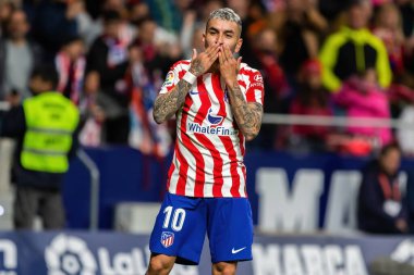 Madrid, İspanya - 2 Nisan 2023: Atletico de Madrid ve Betis F.C. Angel Correa bir golü kutluyor. Futbolcu. Lig maçı.