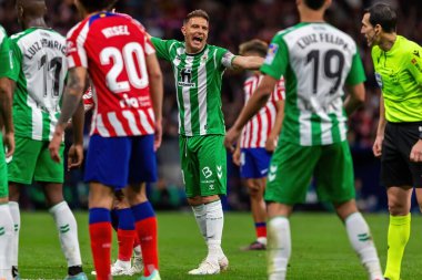 Madrid, İspanya - 2 Nisan 2023: Atletico de Madrid ve Betis F.C. Joaquin topu aldı. Futbolcu. Lig maçı.