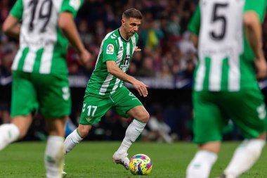 Madrid, İspanya - 2 Nisan 2023: Atletico de Madrid ve Betis F.C. Joaquin topu aldı. Futbolcu. Lig maçı.