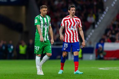 Madrid, İspanya - 2 Nisan 2023: Atletico de Madrid ve Betis F.C. Joaquin topu aldı. Futbolcu. Lig maçı.