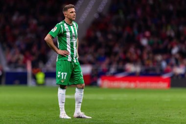 Madrid, İspanya - 2 Nisan 2023: Atletico de Madrid ve Betis F.C. Joaquin topu aldı. Futbolcu. Lig maçı.