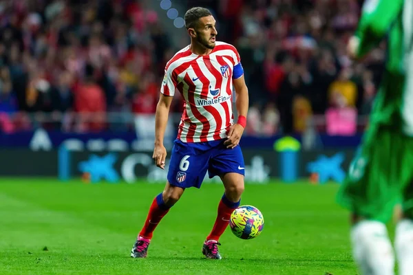 Madrid, İspanya - 2 Nisan 2023: Atletico de Madrid ve Betis F.C. Topla Koke Diriliş. Futbolcu. Lig maçı.