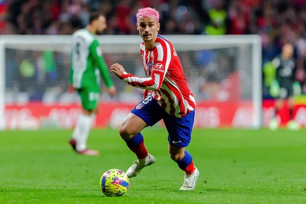 Madrid, İspanya - 2 Nisan 2023: Atletico de Madrid ve Betis F.C. Antoine Griezman topu aldı. Futbolcu. Lig maçı.