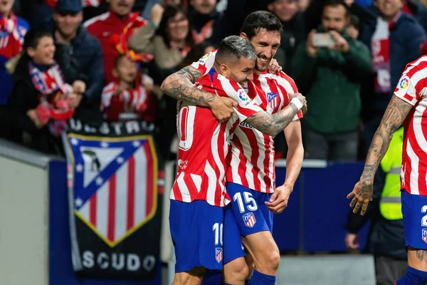 Madrid, İspanya - 2 Nisan 2023: Atletico de Madrid ve Betis F.C. Angel Correa bir golü kutlamak için takım arkadaşlarına sarılır. Futbol stadyumu. Lig maçı.