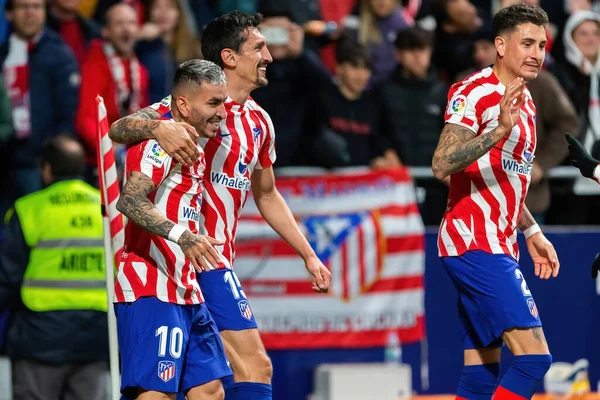 Madrid, İspanya - 2 Nisan 2023: Atletico de Madrid ve Betis F.C. Angel Correa bir golü kutlamak için takım arkadaşlarına sarılır. Futbol stadyumu. Lig maçı.