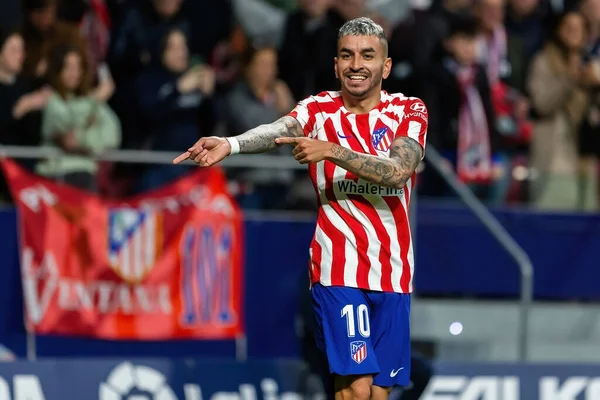 Madrid, İspanya - 2 Nisan 2023: Atletico de Madrid ve Betis F.C. Angel Correa bir golü kutluyor. Futbolcu. Lig maçı.