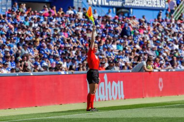 Madrid, İspanya - 16 Nisan 2023: FC Barcelona ve Getafe C.F. arasında futbol maçı Spor yapan kadınlar. Saha çizgisinde bayrak taşıyan kadın hakem..