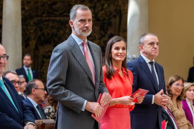 Madrid, İspanya... 18 Nisan 2023 İspanya Kralı ve Kraliçesi Palacio del Pardo 'da ulusal spor ödüllerini dağıtıyor. Felipe VI ve Doa Leticia. Kraliçe ve kırmızı bluz..