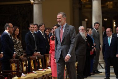 Madrid, İspanya... 18 Nisan 2023 İspanya Kralı ve Kraliçesi Palacio del Pardo 'da ulusal spor ödüllerini dağıtıyor. Felipe VI ve Doa Leticia. Kraliçe ve kırmızı bluz..