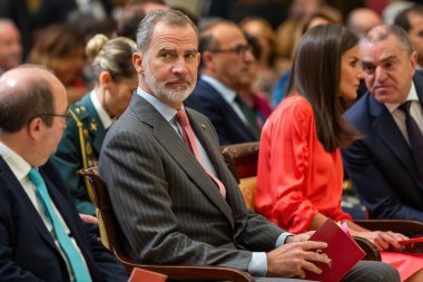 Madrid, İspanya... 18 Nisan 2023 İspanya Kralı ve Kraliçesi Palacio del Pardo 'da ulusal spor ödüllerini dağıtıyor. Felipe VI ve Doa Leticia. Kraliçe ve kırmızı bluz..