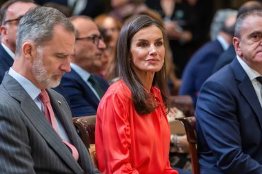 Madrid, İspanya... 18 Nisan 2023 İspanya Kralı ve Kraliçesi Palacio del Pardo 'da ulusal spor ödüllerini dağıtıyor. Felipe VI ve Doa Leticia. Kraliçe ve kırmızı bluz..