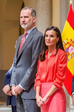 Madrid, İspanya... 18 Nisan 2023 İspanya Kralı ve Kraliçesi Palacio del Pardo 'da ulusal spor ödüllerini dağıtıyor. Felipe VI ve Doa Leticia. Kraliçe ve kırmızı bluz..