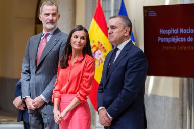 Madrid, İspanya... 18 Nisan 2023 İspanya Kralı ve Kraliçesi Palacio del Pardo 'da ulusal spor ödüllerini dağıtıyor. Felipe VI ve Doa Leticia. Kraliçe ve kırmızı bluz..