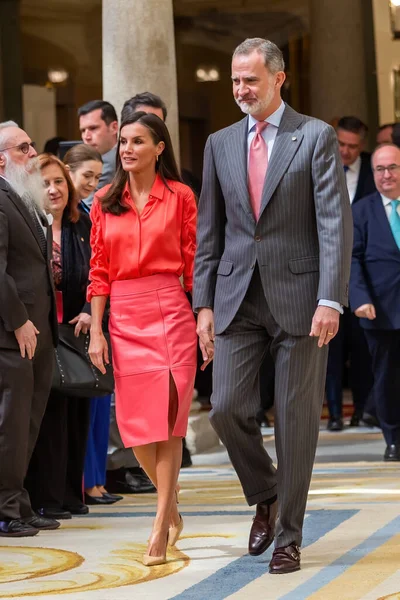 西班牙马德里 2023年4月18日 西班牙国王和王后在帕尔多宫颁发国家体育运动奖 费利佩六世和Doa Leticia 穿婚纱和红衫的女王 — 图库照片
