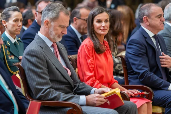 マドリード スペイン 2023年4月18日 スペイン国王王妃両陛下は パラシオ パルドで国民体育賞を授与されます フェリペ6世とドア レティシア 女王様のドレスと赤いブラウス — ストック写真