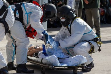 Madrid, İspanya... 20 Nisan 2023: Hava Kuvvetleri askeri doktorları tarafından Madrid 'deki Cuatro Vientos hava üssünde tahliye tatbikatı. Hastalar için tahliye tedbirleri.