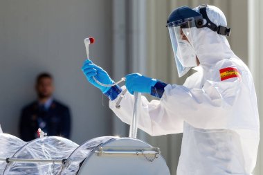 Madrid, İspanya... 20 Nisan 2023: Hava Kuvvetleri askeri doktorları tarafından Madrid 'deki Cuatro Vientos hava üssünde tahliye tatbikatı. Hastalar için tahliye tedbirleri.