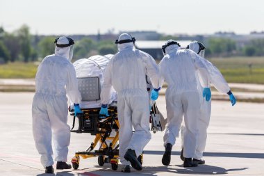 Madrid, İspanya... 20 Nisan 2023: Hava Kuvvetleri askeri doktorları tarafından Madrid 'deki Cuatro Vientos hava üssünde tahliye tatbikatı. Hastalar için tahliye tedbirleri.