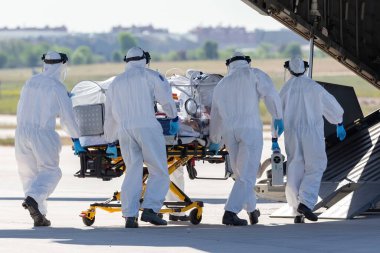 Madrid, İspanya... 20 Nisan 2023: Hava Kuvvetleri askeri doktorları tarafından Madrid 'deki Cuatro Vientos hava üssünde tahliye tatbikatı. Hastalar için tahliye tedbirleri.