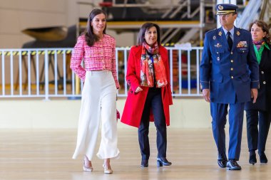 Madrid, İspanya - 20 Nisan 2023: Kraliçe Letizia hastaları hava kuvvetleri doktorları tarafından tahliye etmek için Cuatro Vientos hava üssünü ziyaret etti. salgın doktorlar