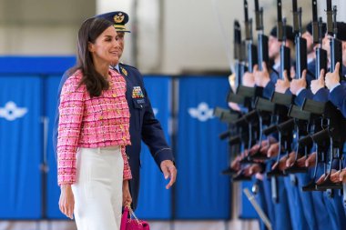 Madrid, İspanya - 20 Nisan 2023: Kraliçe Letizia hastaları hava kuvvetleri doktorları tarafından tahliye etmek için Cuatro Vientos hava üssünü ziyaret etti. salgın doktorlar