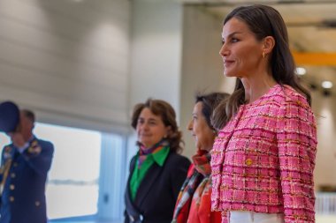 Madrid, İspanya - 20 Nisan 2023: Kraliçe Letizia hastaları hava kuvvetleri doktorları tarafından tahliye etmek için Cuatro Vientos hava üssünü ziyaret etti. salgın doktorlar