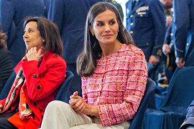 Madrid, İspanya - 20 Nisan 2023: Kraliçe Letizia hastaları hava kuvvetleri doktorları tarafından tahliye etmek için Cuatro Vientos hava üssünü ziyaret etti. salgın doktorlar