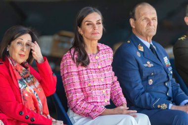 Madrid, İspanya - 20 Nisan 2023: Kraliçe Letizia hastaları hava kuvvetleri doktorları tarafından tahliye etmek için Cuatro Vientos hava üssünü ziyaret etti. salgın doktorlar